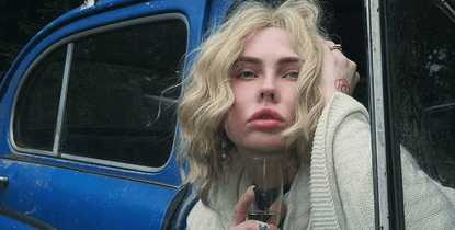 Детали дизайнерской одежды Art Nexus на фоне зелёной травы